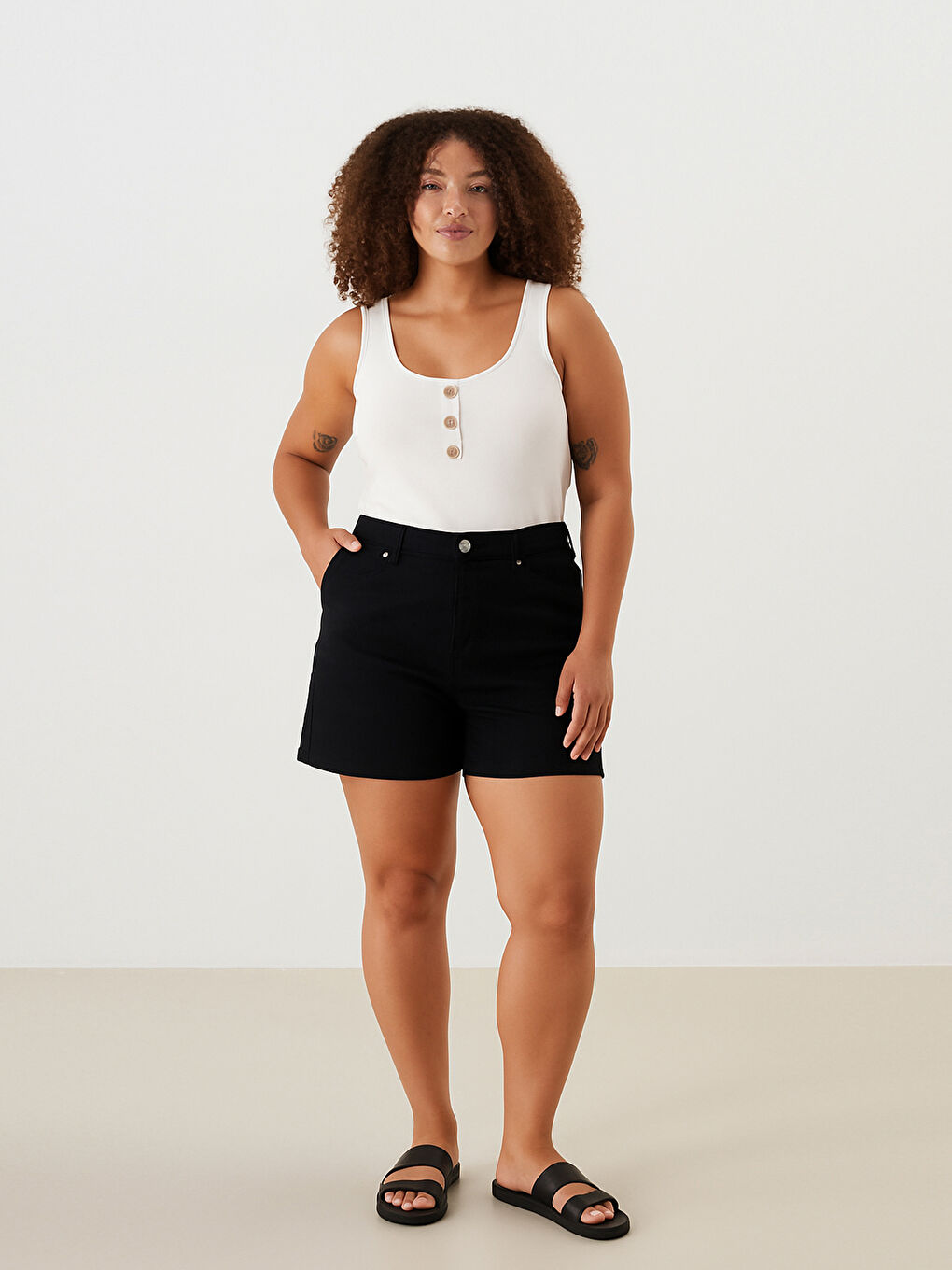 Siyah Standart Fit Kadın Jean Şort