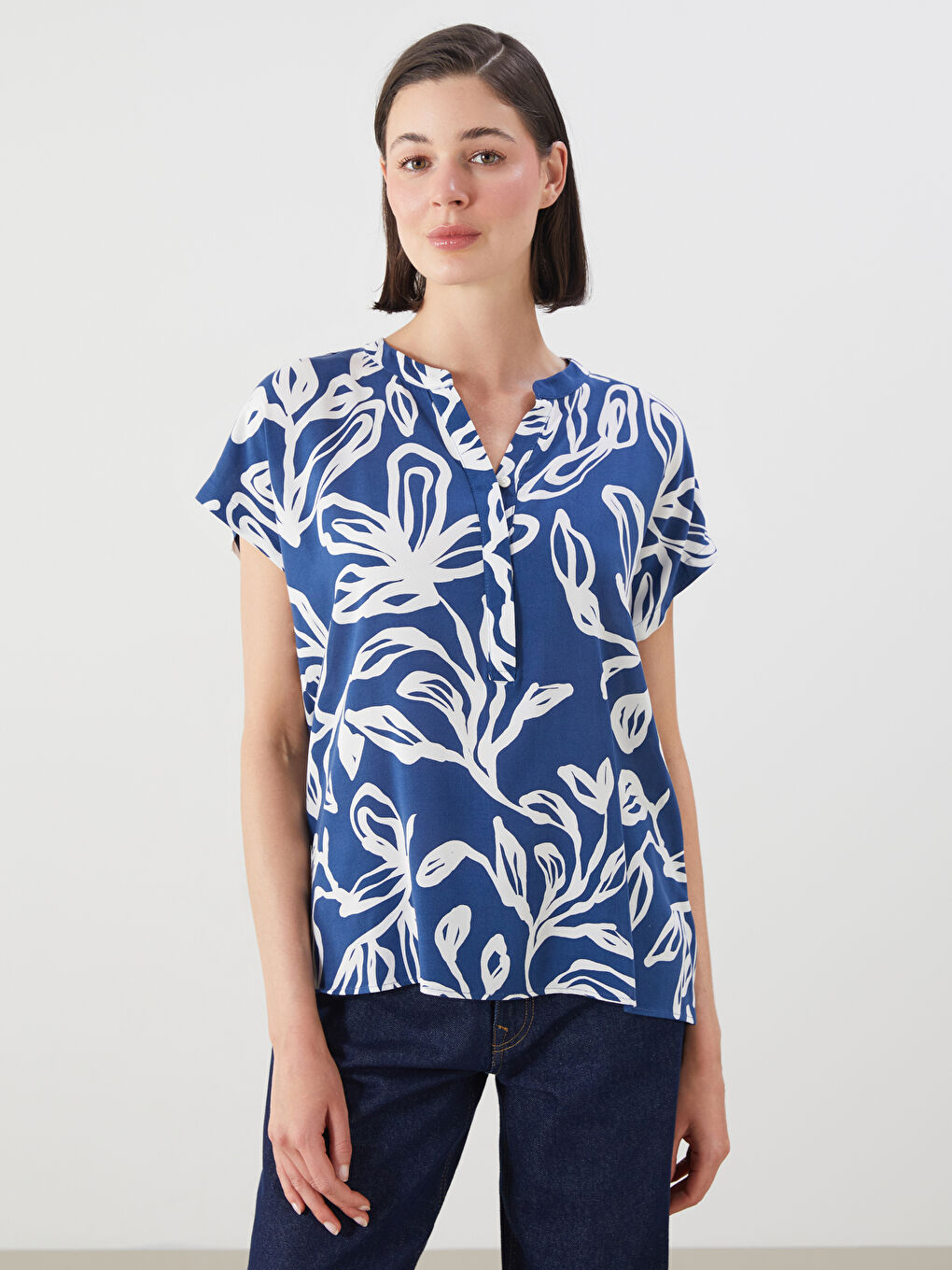 LCWAIKIKI Classic Notch Neck Floral Blouse -S5RE31Z8-LQQ
