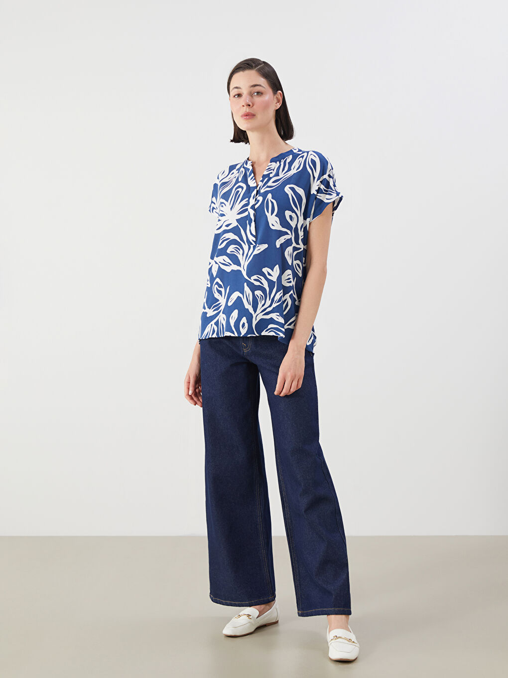 LCWAIKIKI Classic Notch Neck Floral Blouse -S5RE31Z8-LQQ