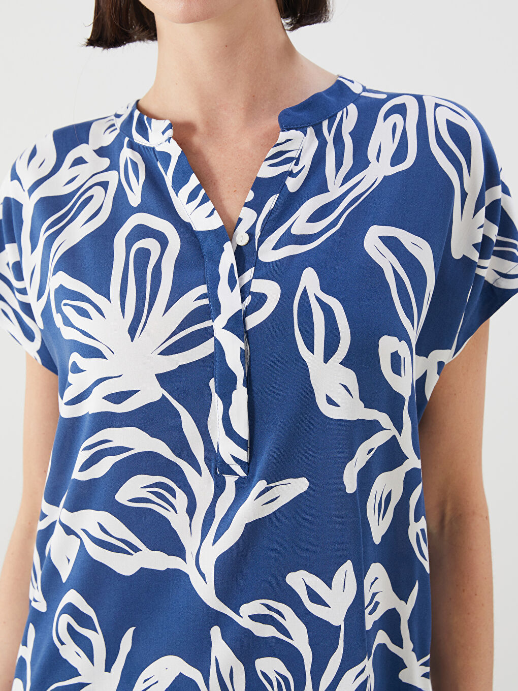 LCWAIKIKI Classic Notch Neck Floral Blouse -S5RE31Z8-LQQ