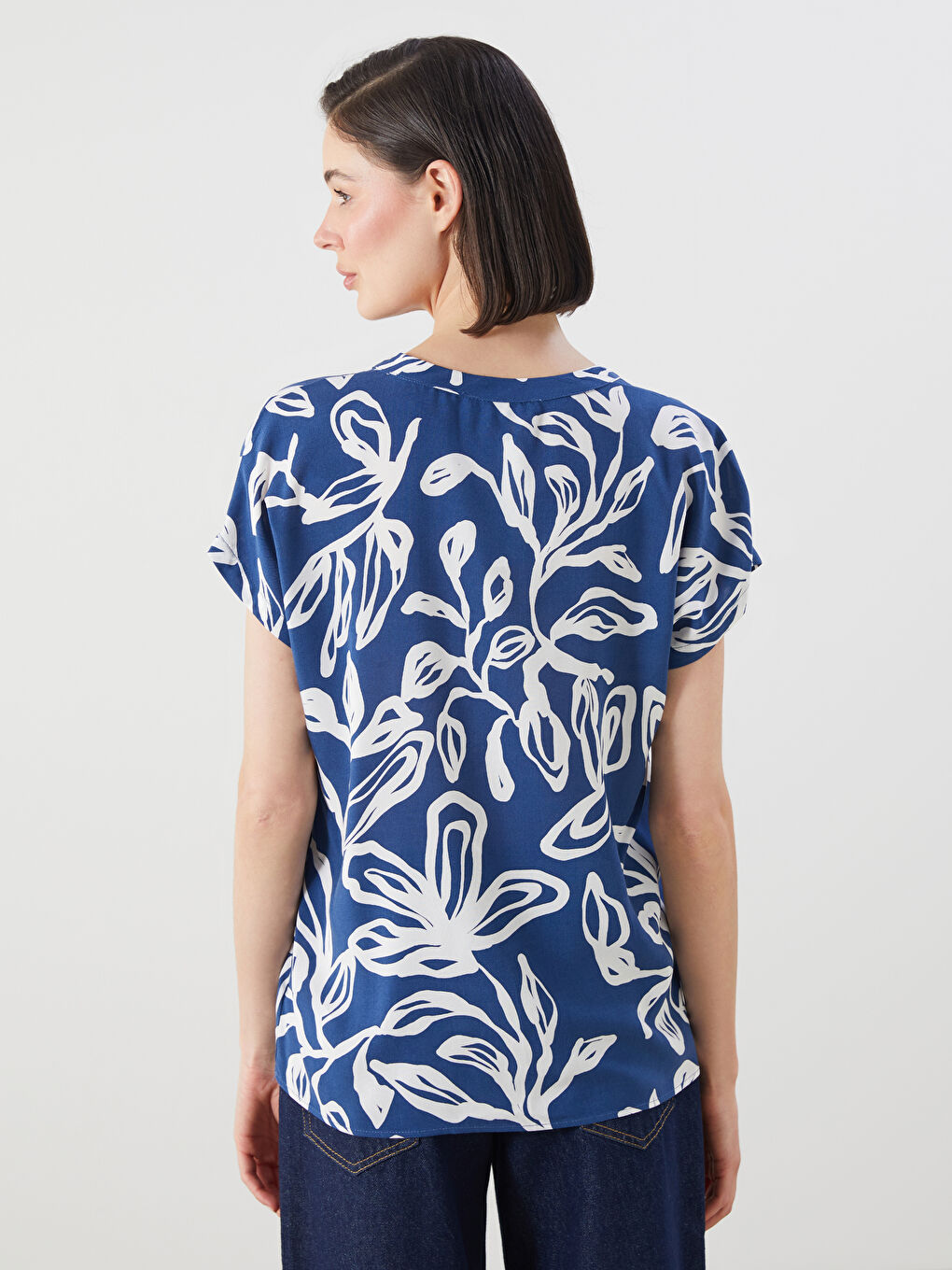 LCWAIKIKI Classic Notch Neck Floral Blouse -S5RE31Z8-LQQ