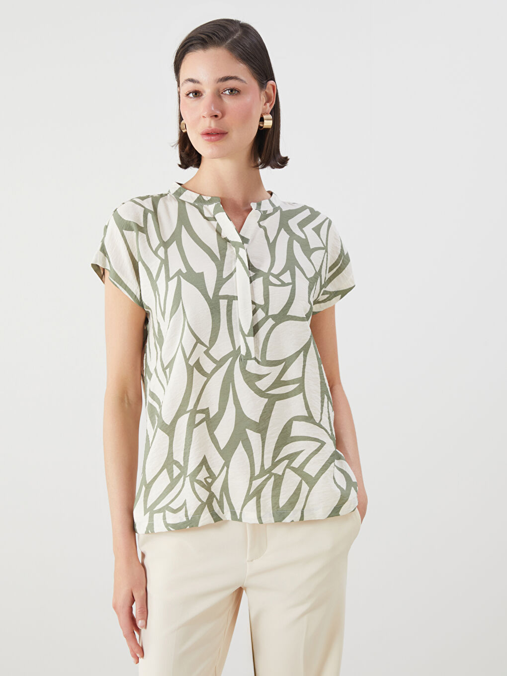 LCWAIKIKI Classic Notch Neck Patterned Blouse -S5RE32Z8-LRR
