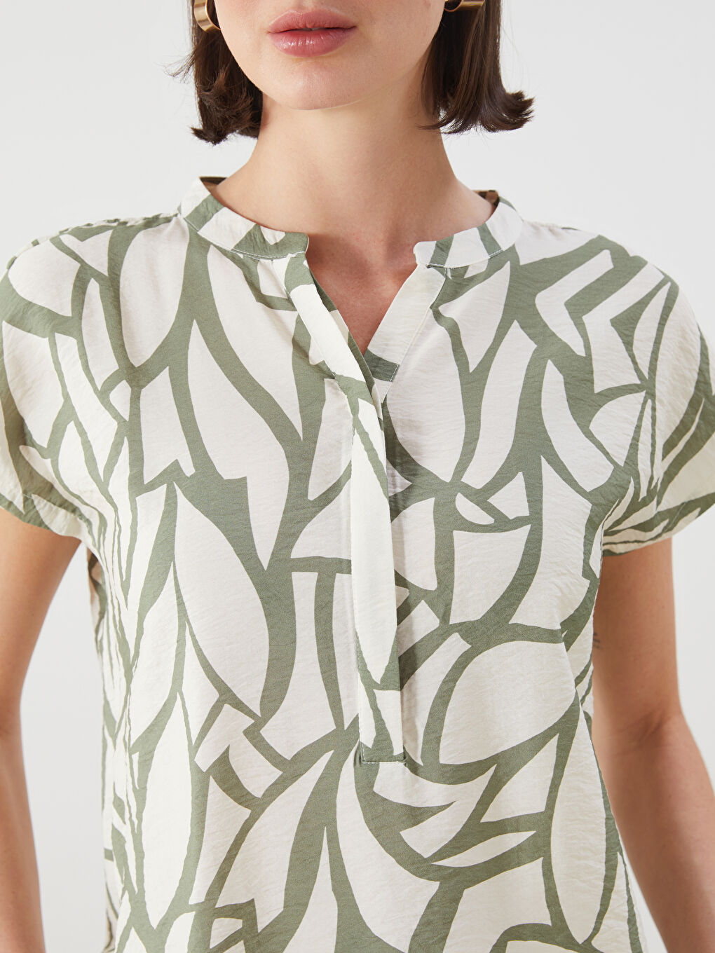 LCWAIKIKI Classic Notch Neck Patterned Blouse -S5RE32Z8-LRR