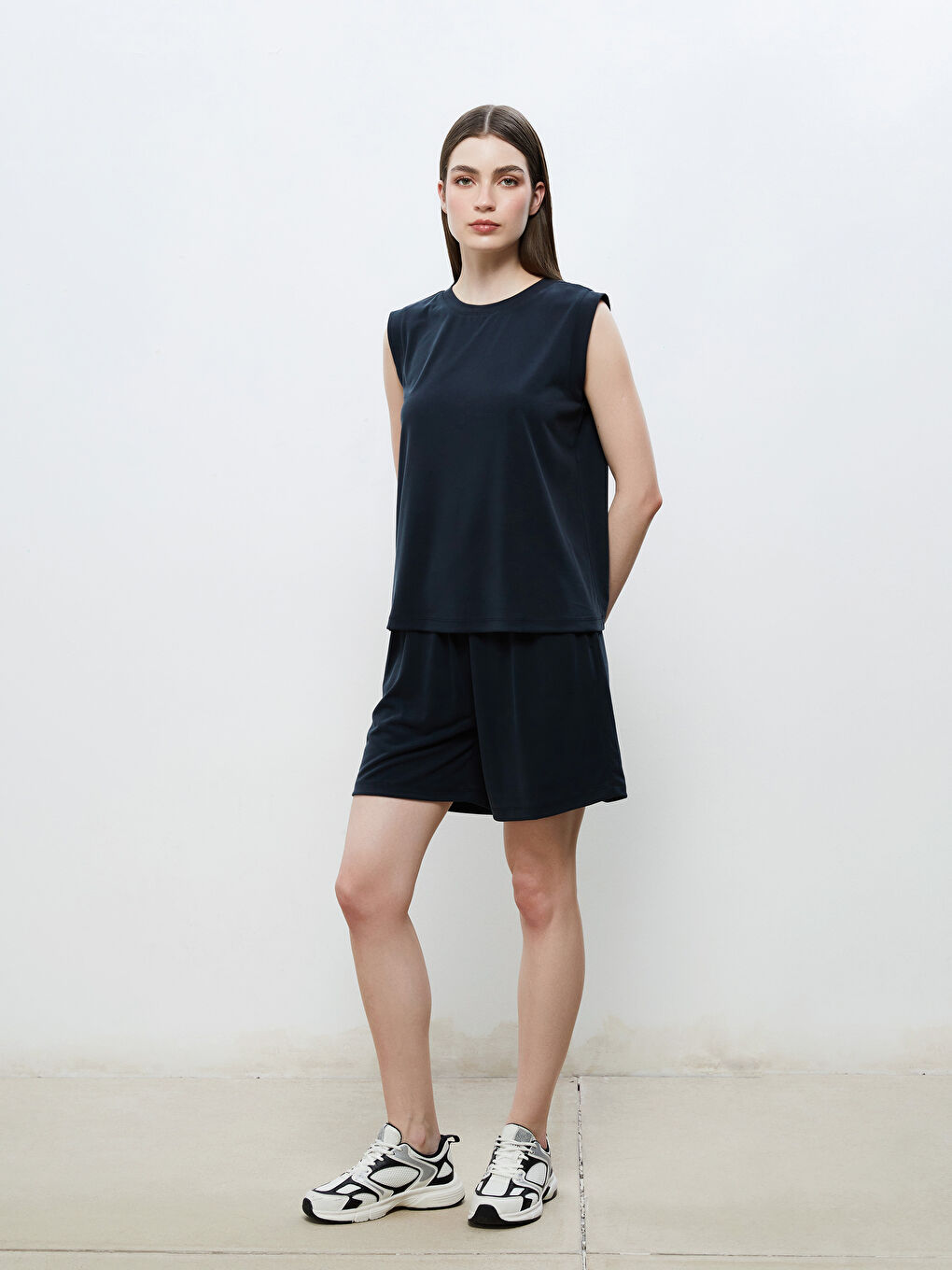 Siyah Bisiklet Yaka Modal Karışımlı Kadın Atlet-1