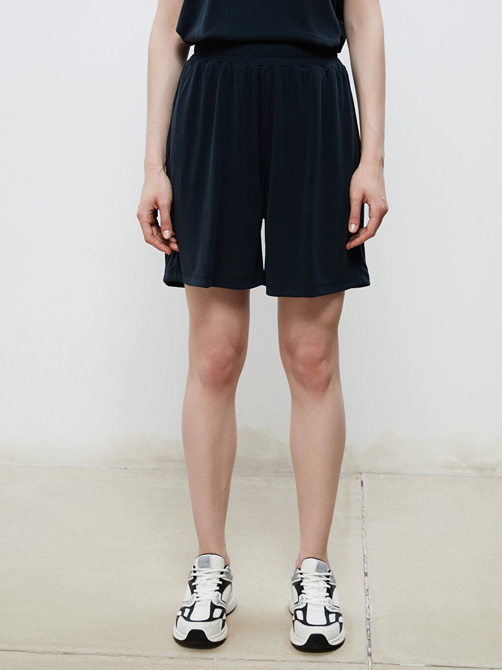 Siyah Beli Lastikli Modal Karışımlı Kadın Şort-1