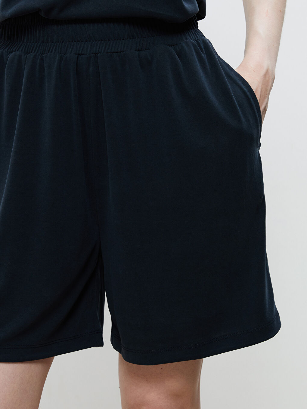 Siyah Beli Lastikli Modal Karışımlı Kadın Şort-2