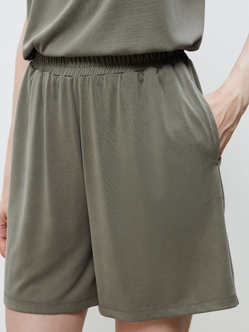 Haki Beli Lastikli Modal Karışımlı Kadın Şort-2