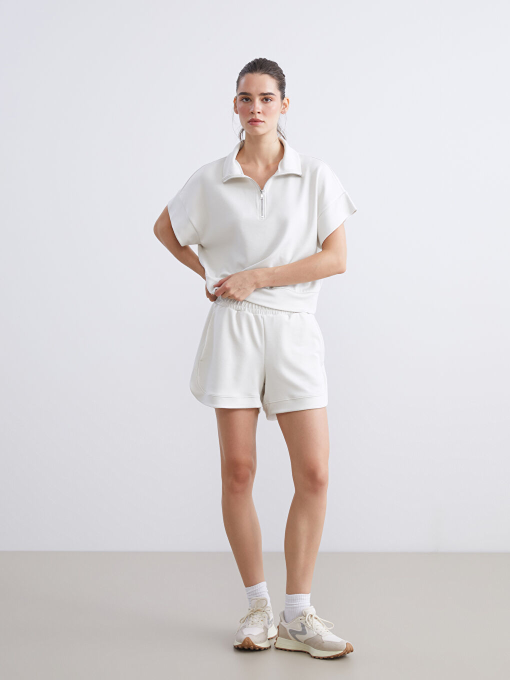 Bej Dik Yaka Oversize Kadın Sweatshirt-1