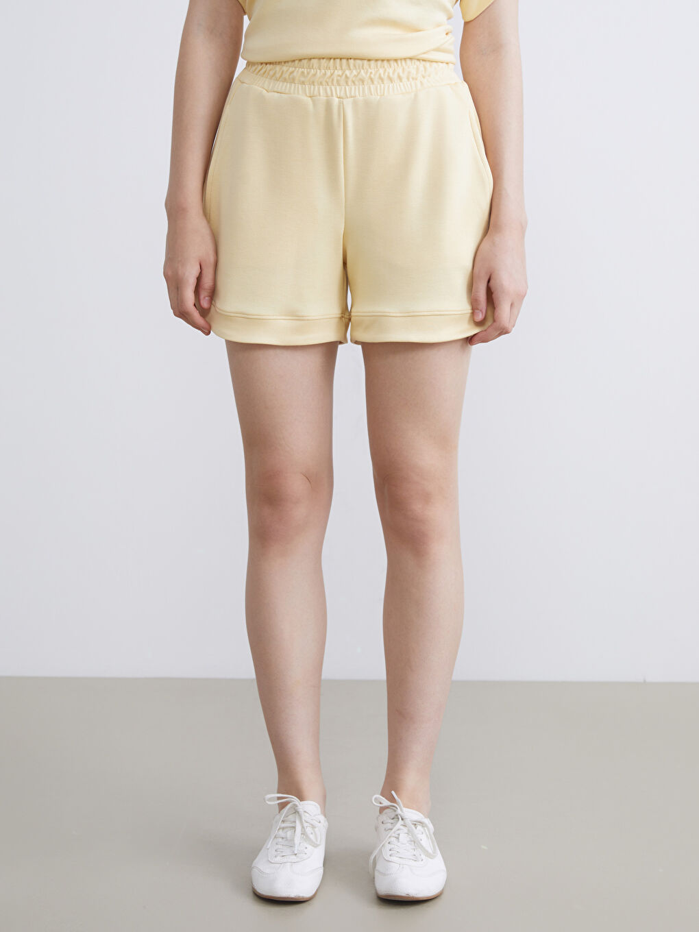 Sarı Beli Lastikli Kadın Şort-1