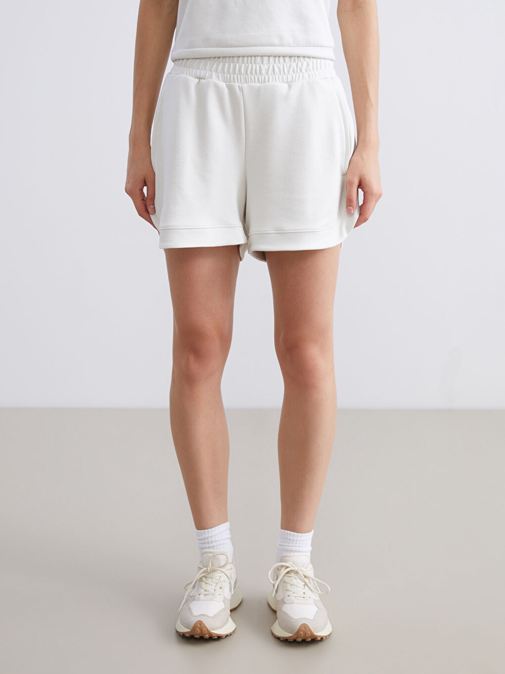 Bej Beli Lastikli Kadın Şort-1