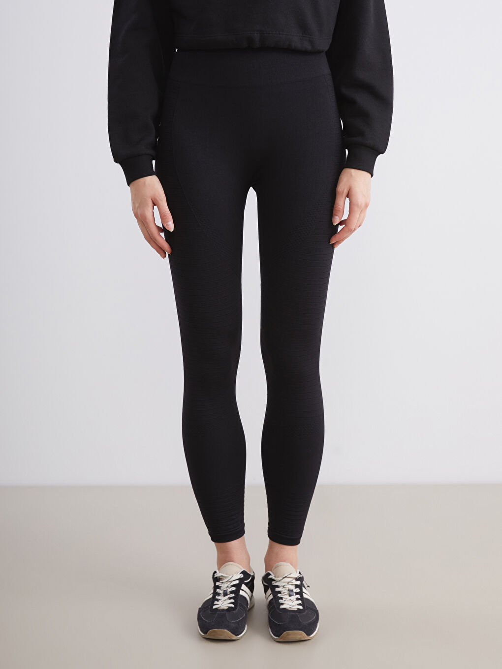 Siyah Beli Lastikli Dokulu Kadın Spor Tayt-1