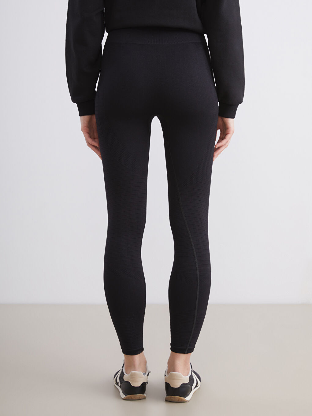 Siyah Beli Lastikli Dokulu Kadın Spor Tayt-3