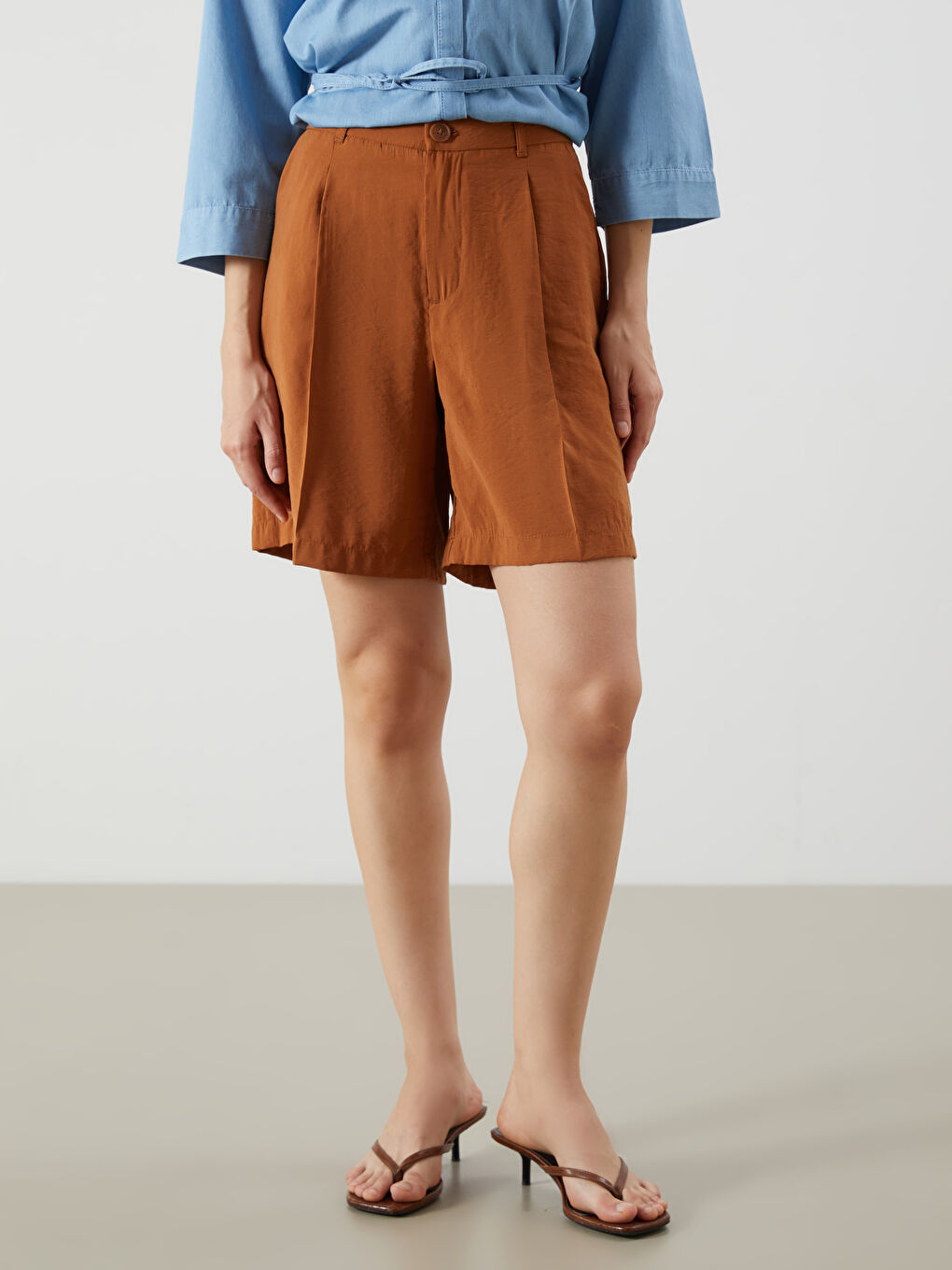 Kahverengi Loose Fit Modal Karışımlı Kadın Pileli Şort-1