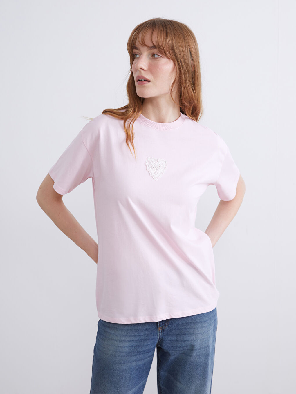 Pembe Bisiklet Yaka Nakışlı Kadın Tişört