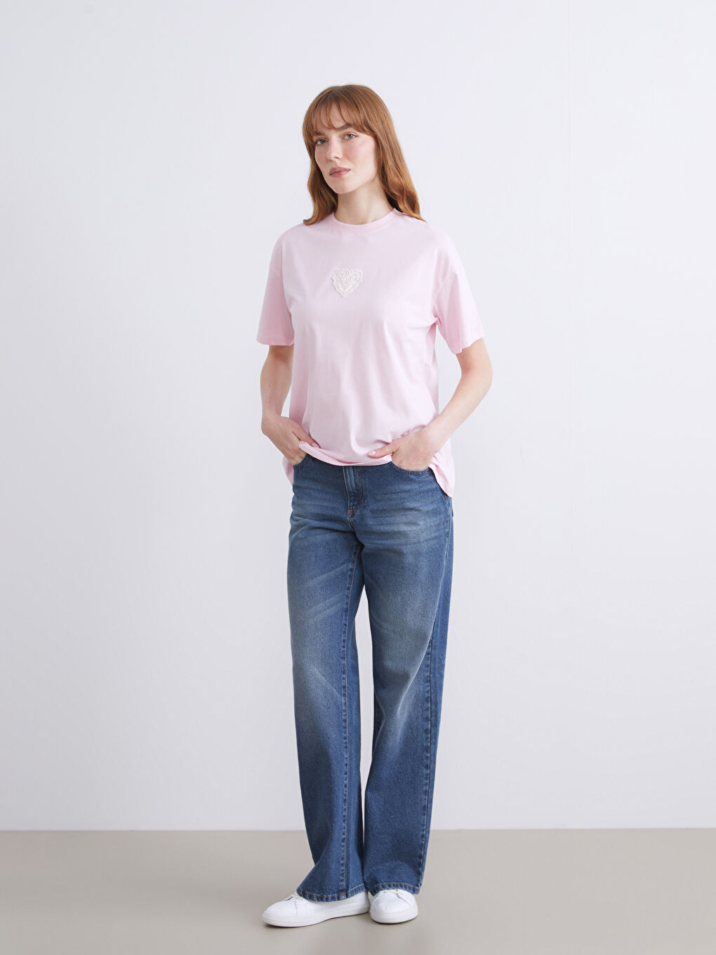 Pembe Bisiklet Yaka Nakışlı Kadın Tişört-1