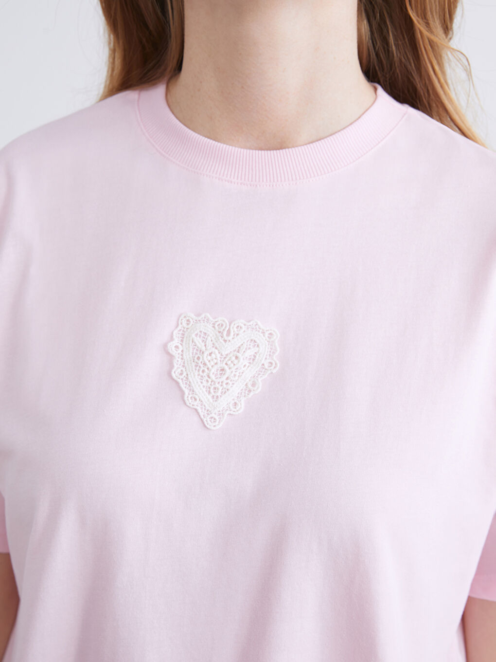 Pembe Bisiklet Yaka Nakışlı Kadın Tişört-2