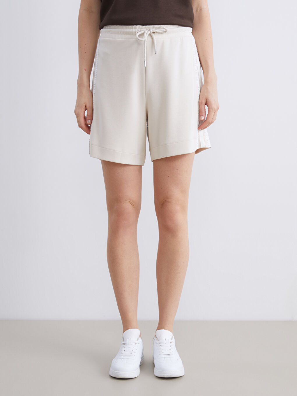 Bej Beli Lastikli Dantel Detaylı Kadın Şort-1