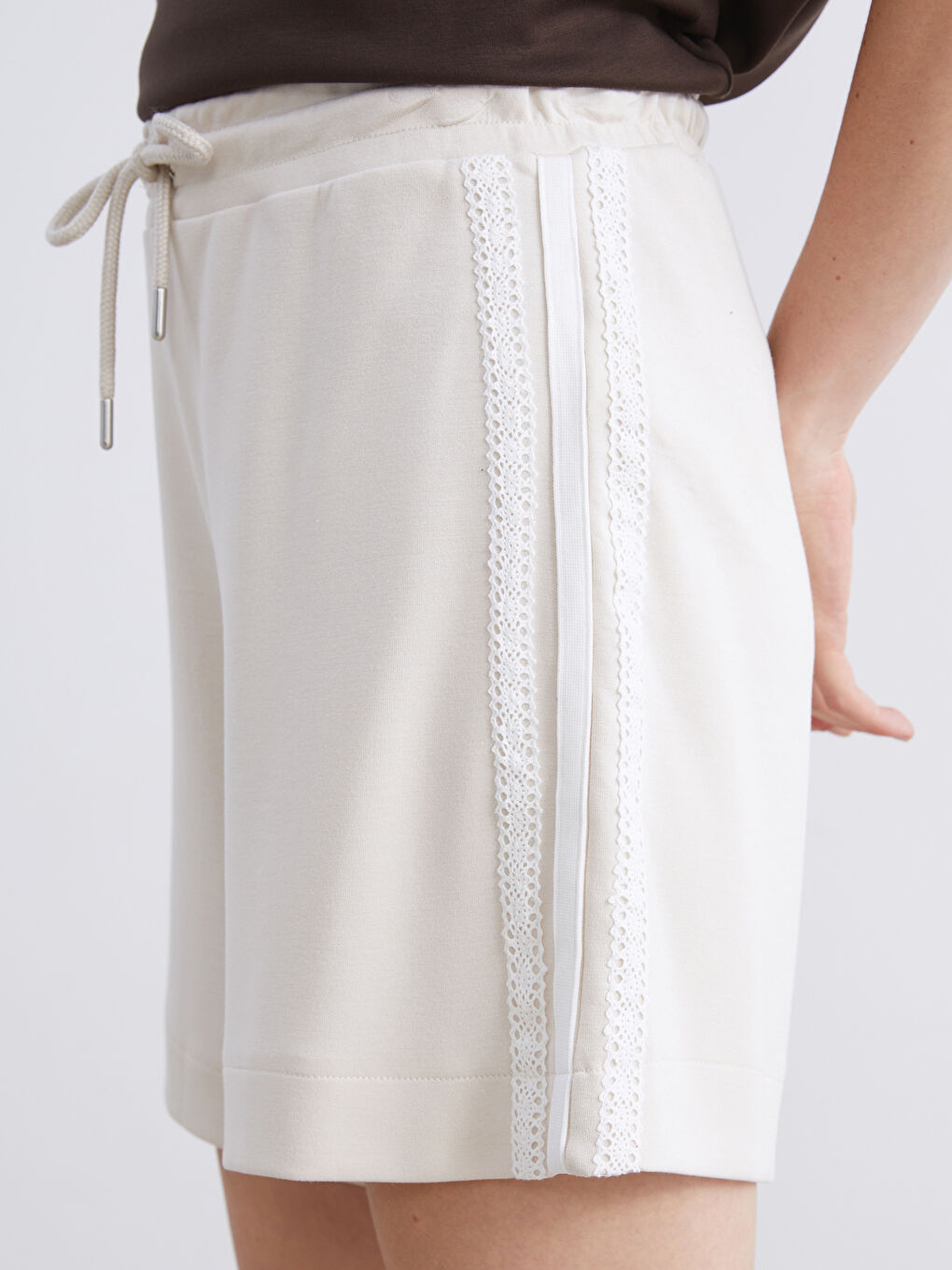 Bej Beli Lastikli Dantel Detaylı Kadın Şort-2