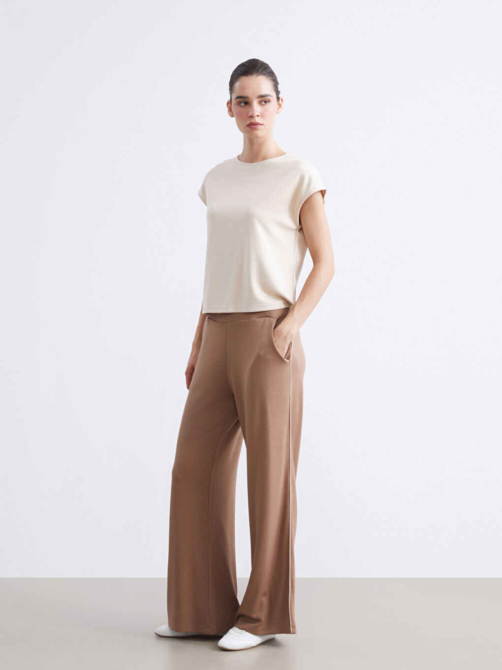 بنطلون رياضي واسع الأرجل بخصر مرن للسيدات