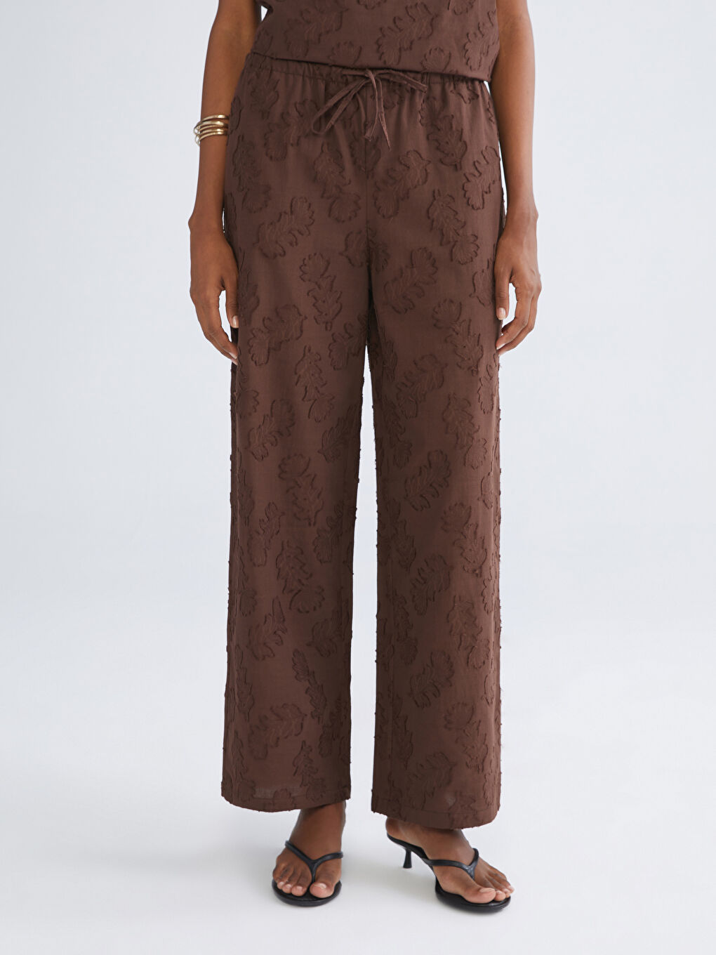 Kahverengi Beli Lastikli Kendinden Desenli Kadın Pantolon-5