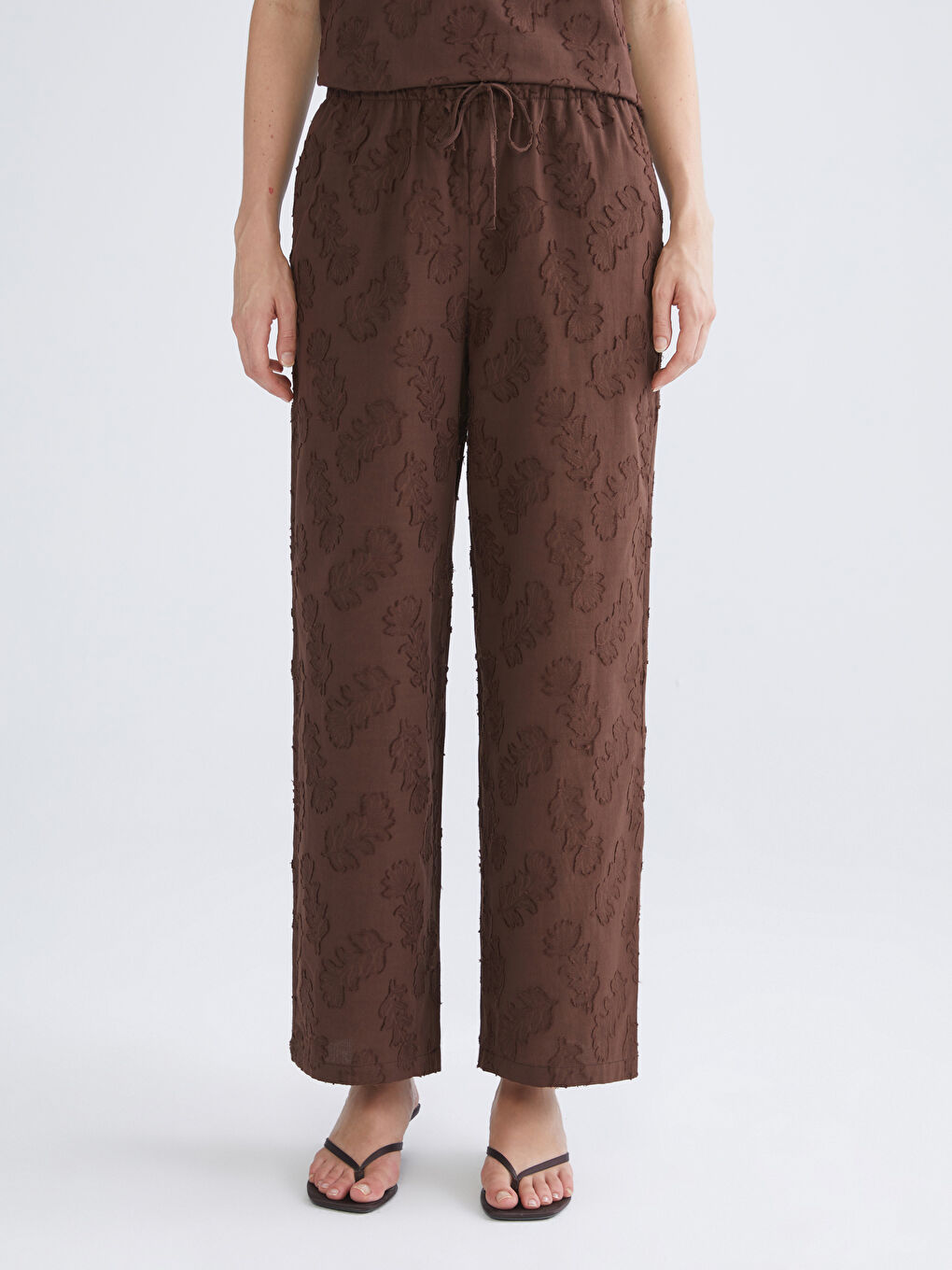 Kahverengi Beli Lastikli Kendinden Desenli Kadın Pantolon-4