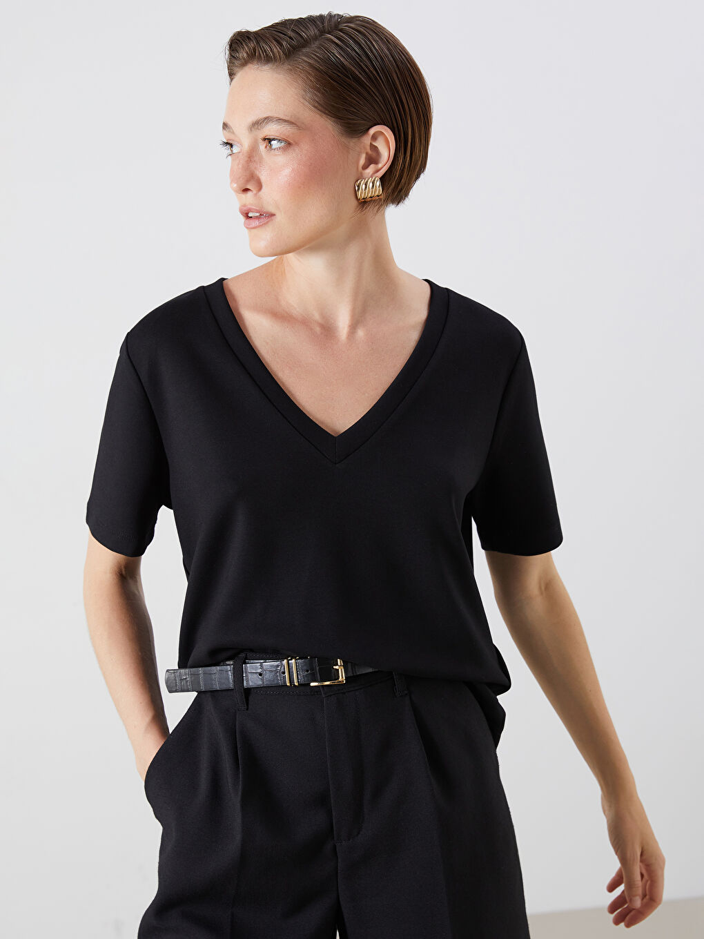 تيشيرت ياقة على شكل حرف V للسيدات