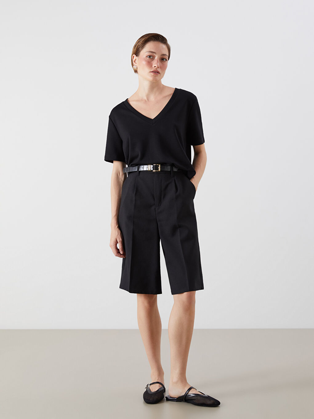 تيشيرت ياقة على شكل حرف V للسيدات-1