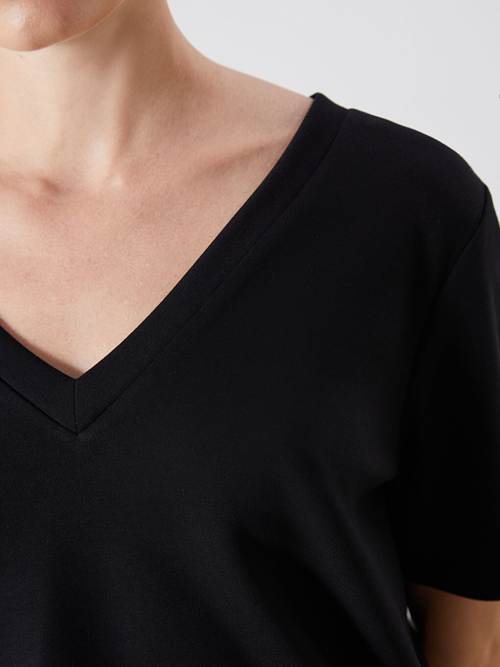 تيشيرت ياقة على شكل حرف V للسيدات-2