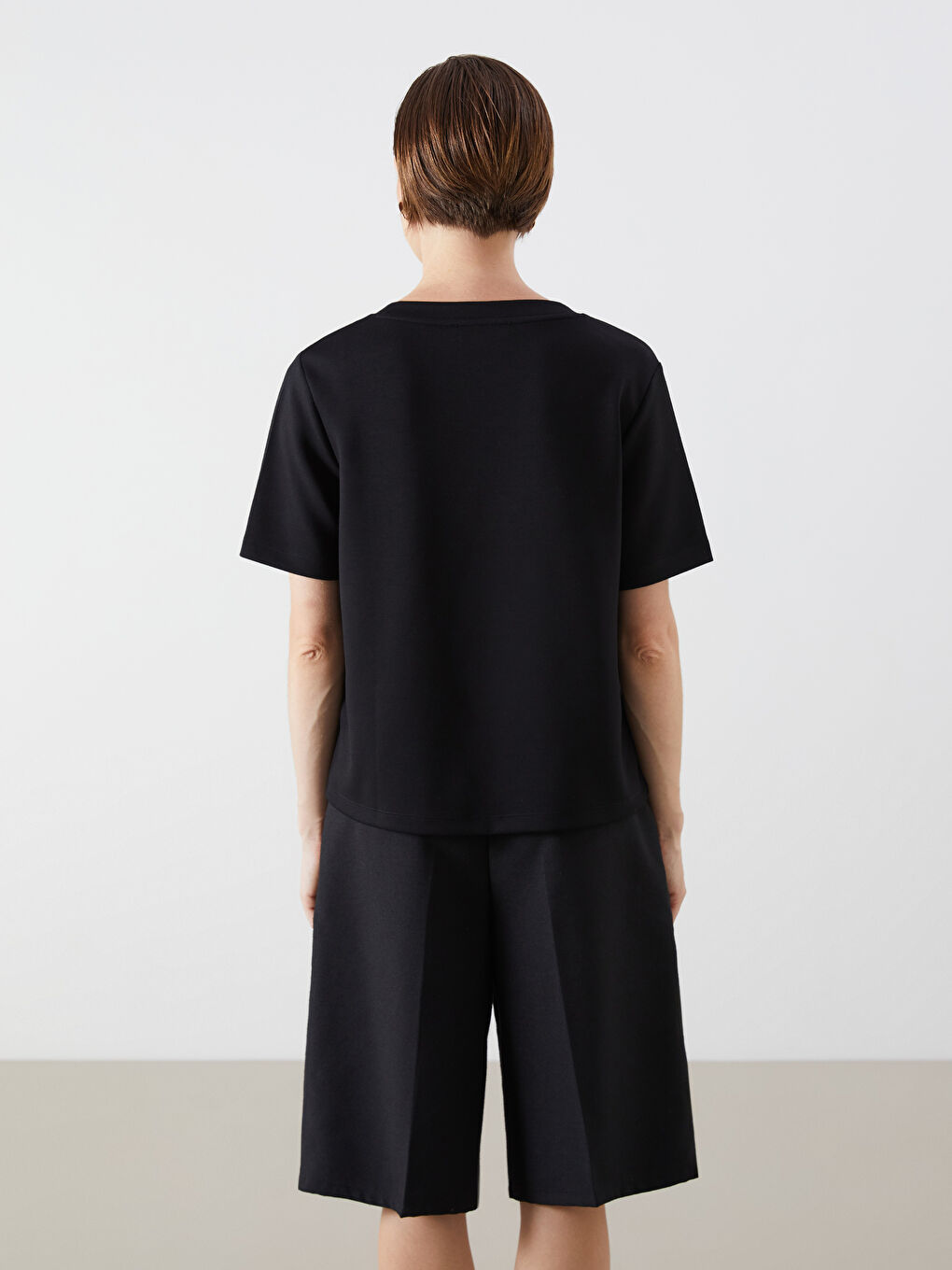 تيشيرت ياقة على شكل حرف V للسيدات-3