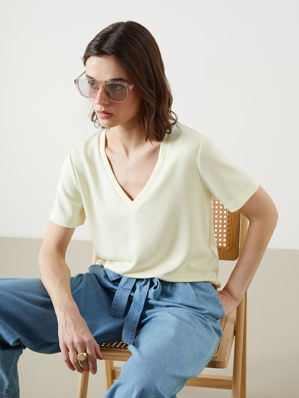 تيشيرت ياقة على شكل حرف V للسيدات