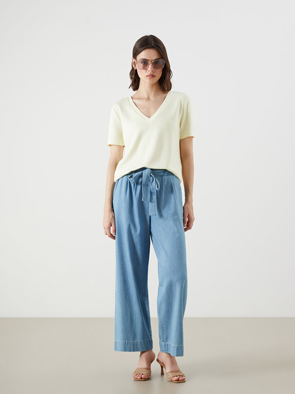 تيشيرت ياقة على شكل حرف V للسيدات-1