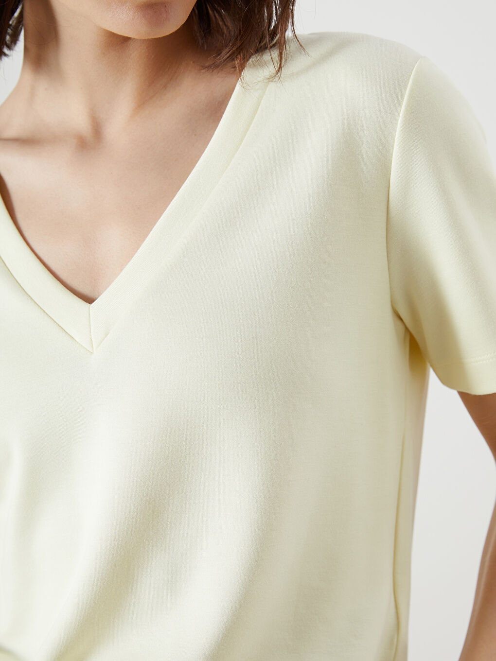 تيشيرت ياقة على شكل حرف V للسيدات-2