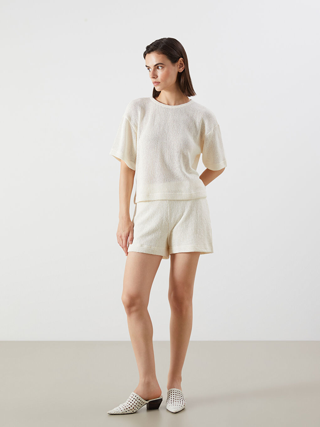 تيشيرت نسائي بياقة دائرية مزخرفة-1