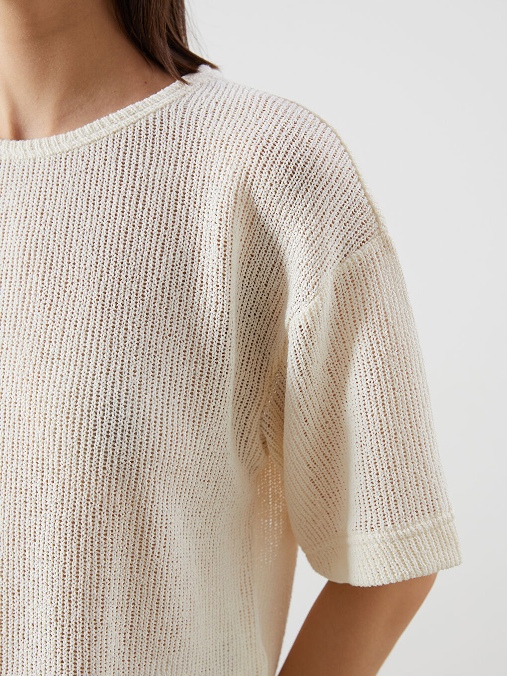 تيشيرت نسائي بياقة دائرية مزخرفة-2