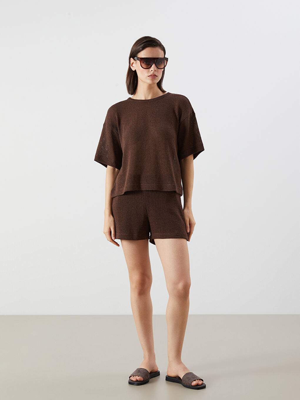 تيشيرت نسائي بياقة دائرية مزخرفة-1