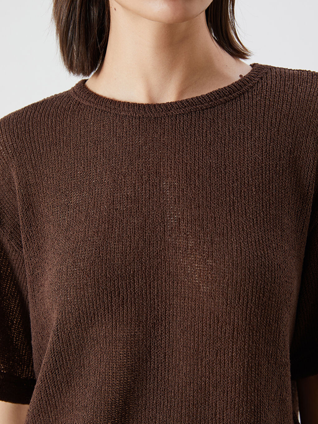 تيشيرت نسائي بياقة دائرية مزخرفة-2