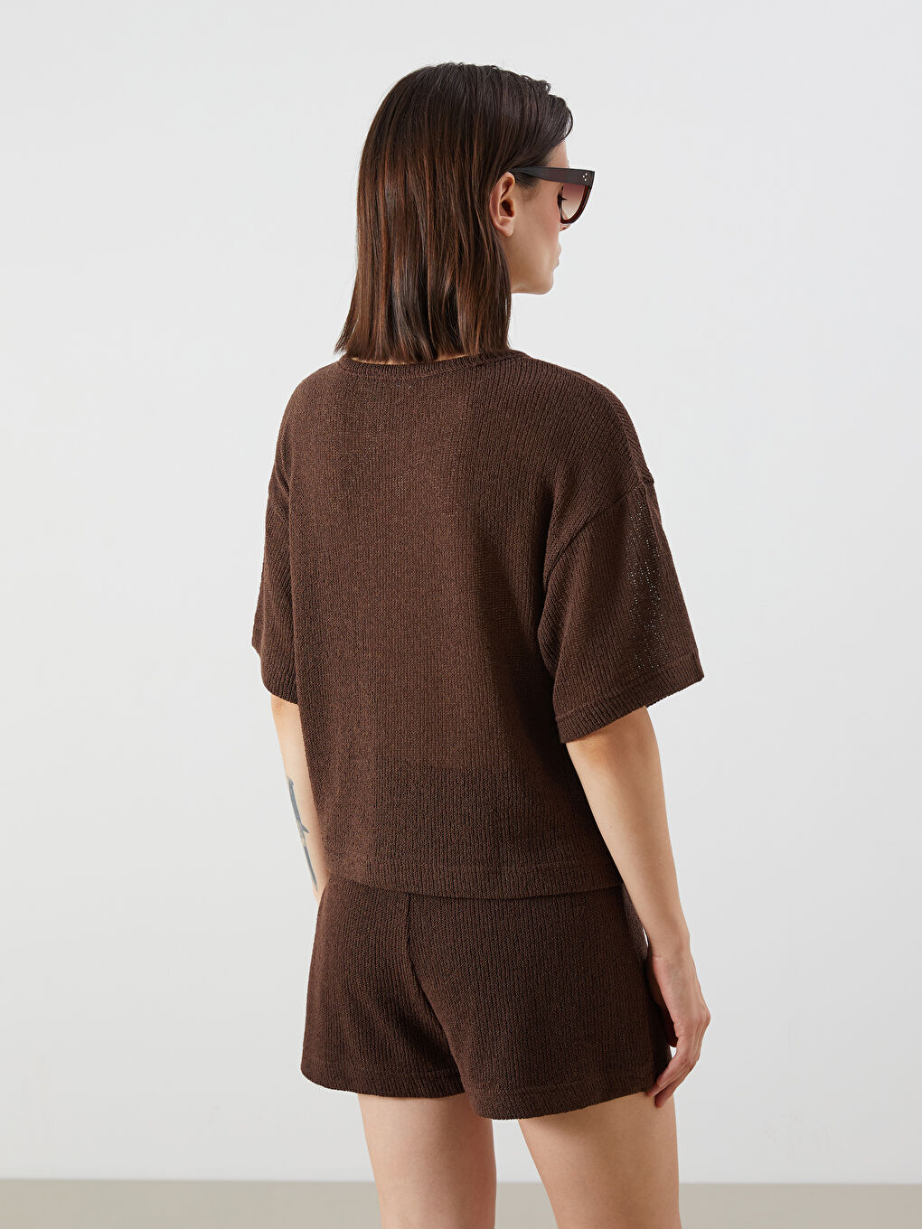 تيشيرت نسائي بياقة دائرية مزخرفة-3