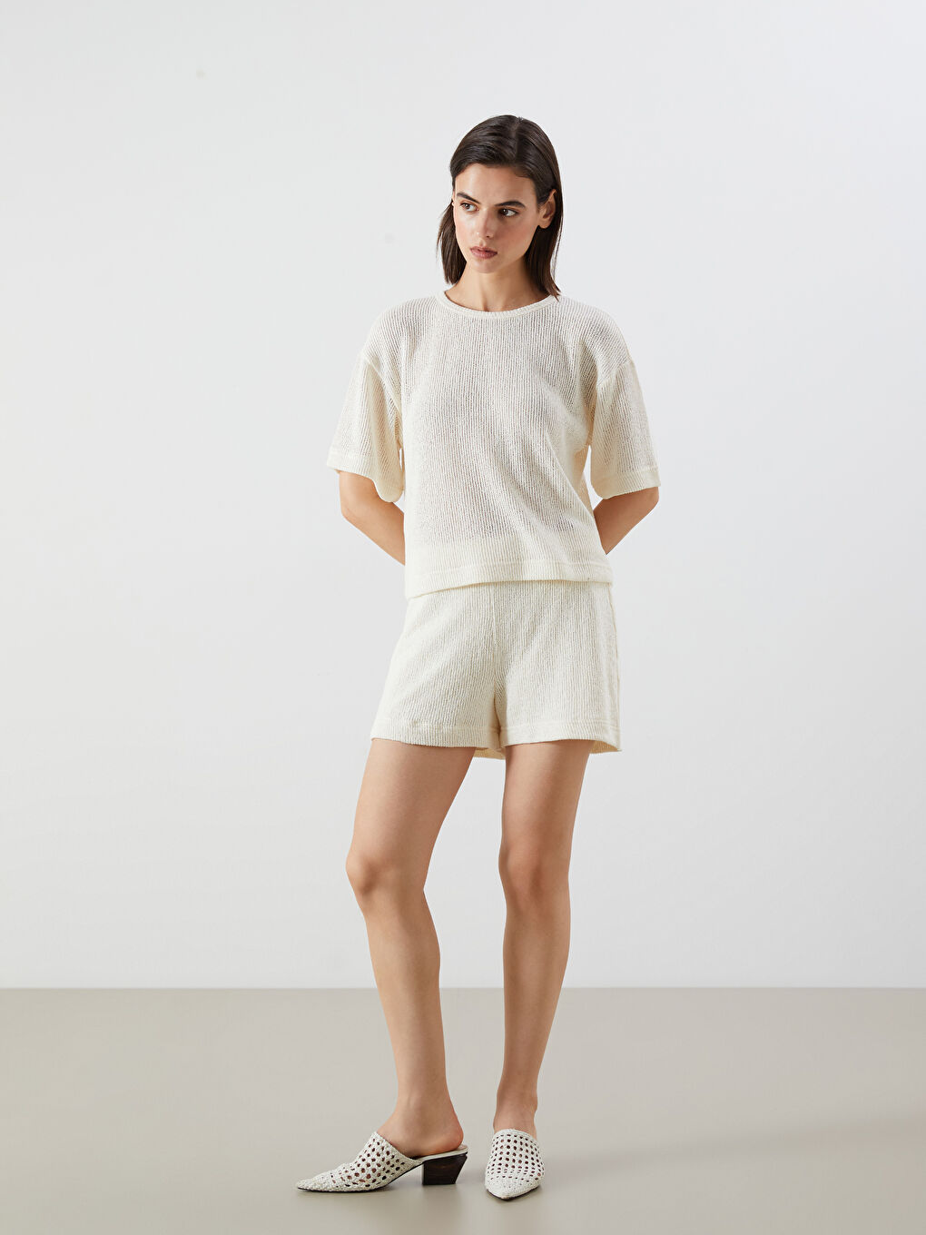 Ekru Beli Lastikli Dokulu Kadın Şort