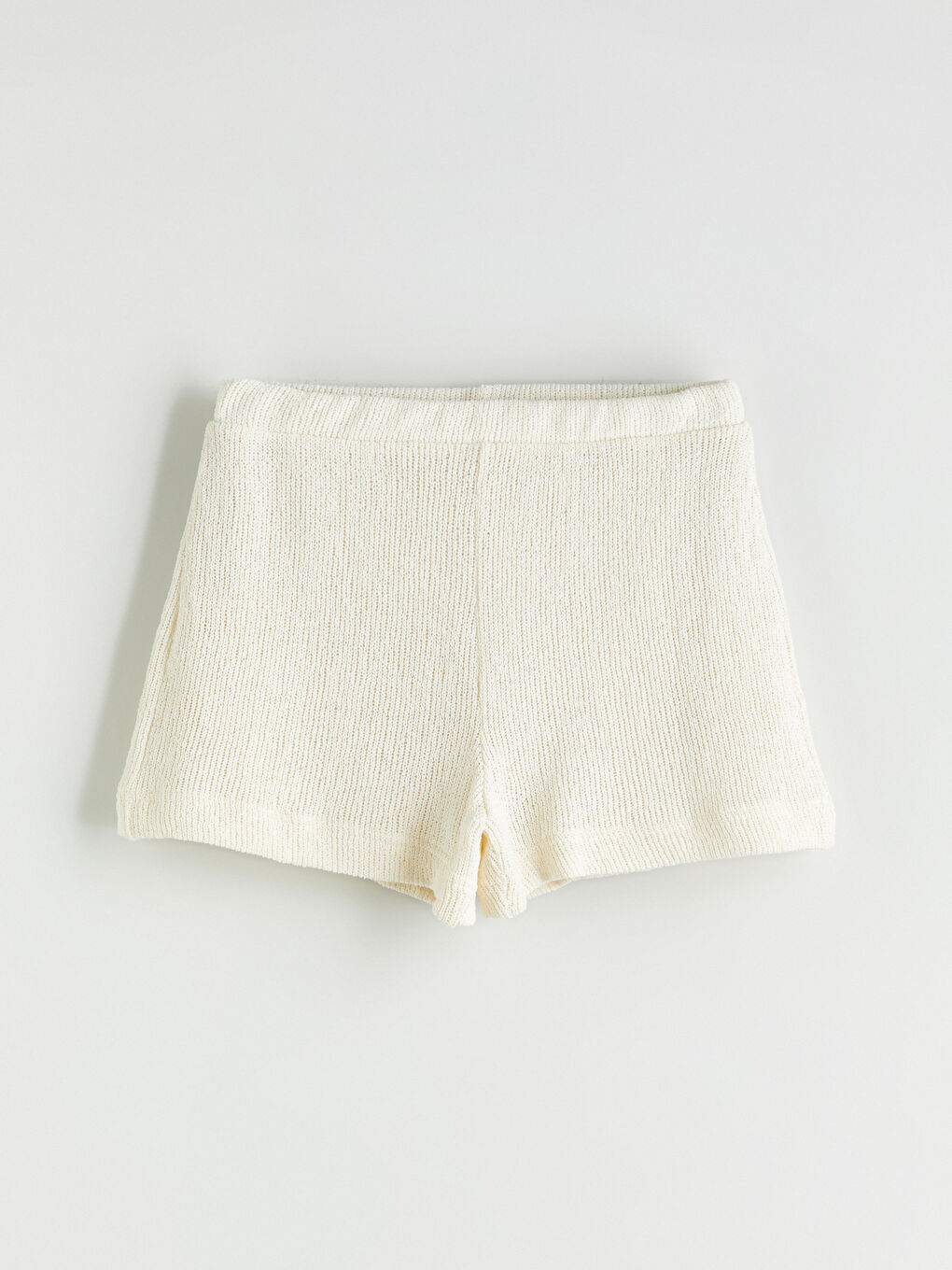Ekru Beli Lastikli Dokulu Kadın Şort-4