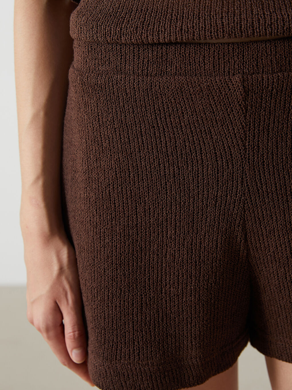 Kahverengi Beli Lastikli Dokulu Kadın Şort-2