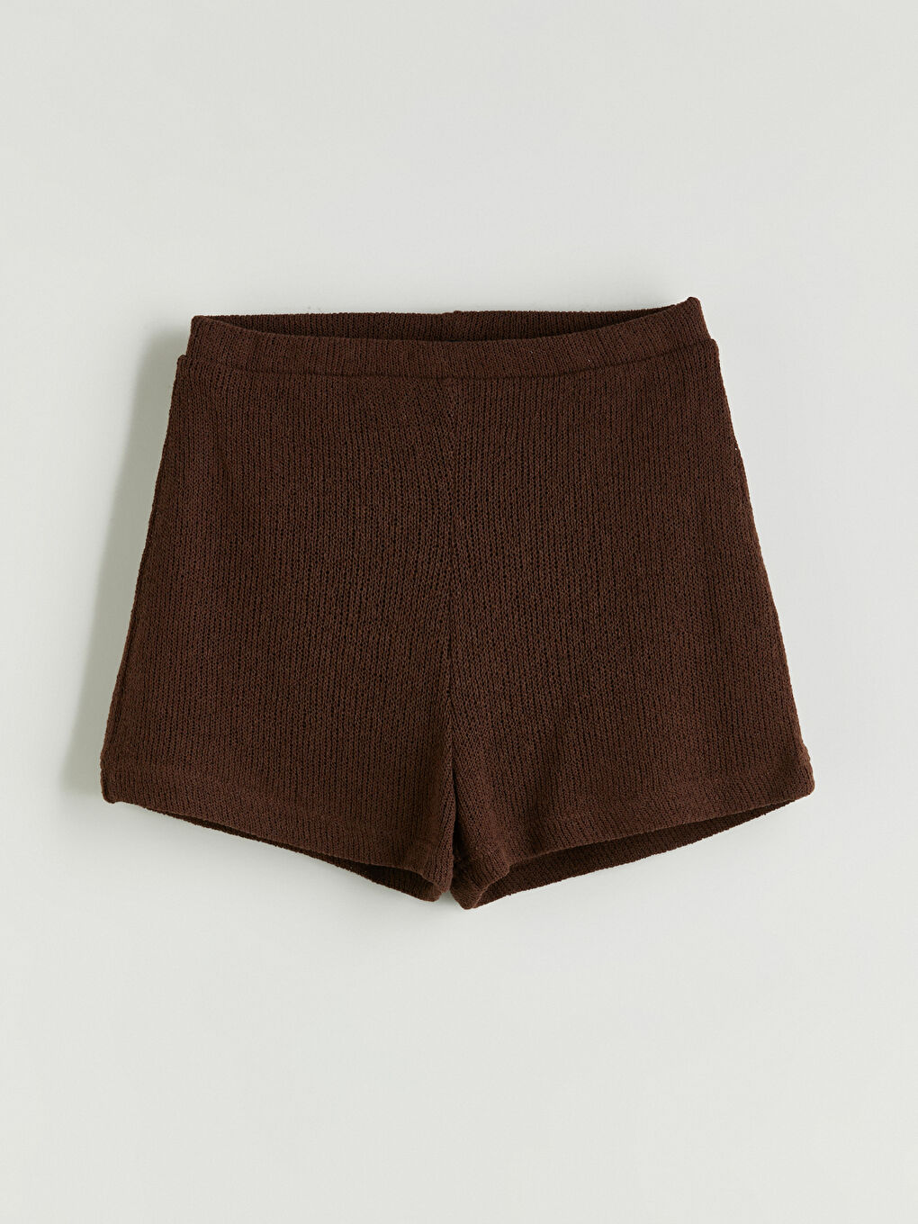 Kahverengi Beli Lastikli Dokulu Kadın Şort-4