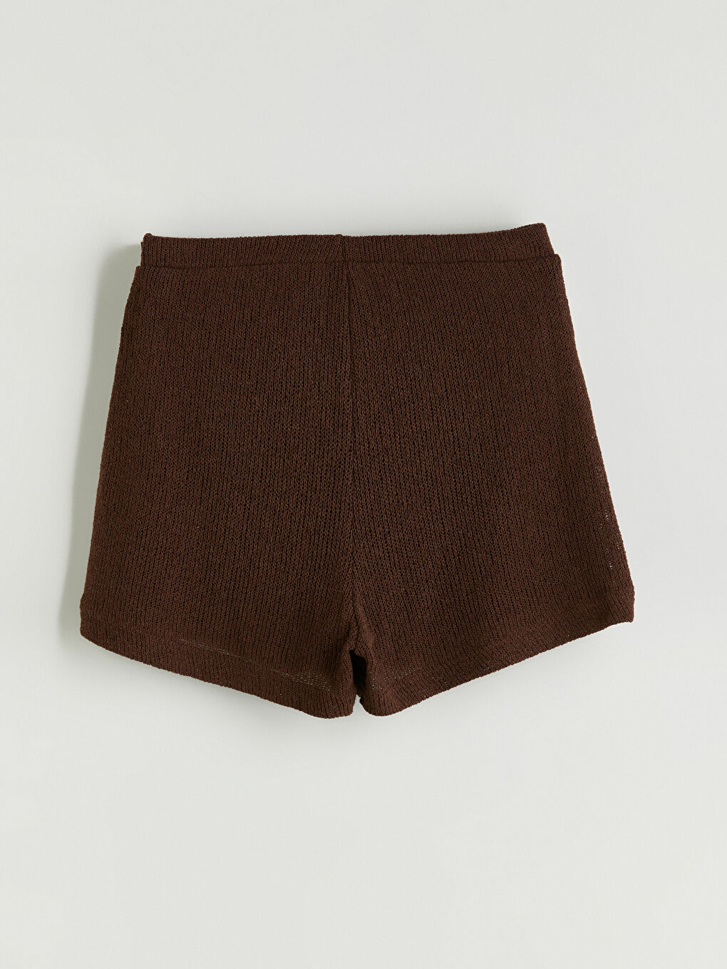 Kahverengi Beli Lastikli Dokulu Kadın Şort-5