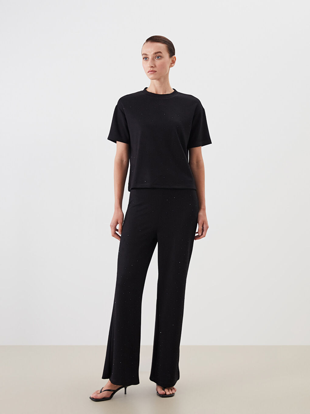 Siyah Bisiklet Yaka Taşlı Kadın Tişört-1