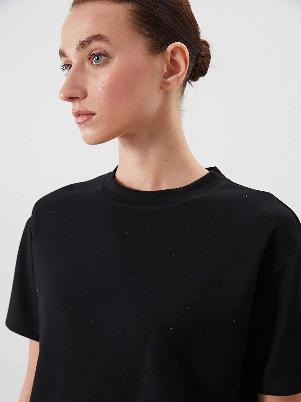 Siyah Bisiklet Yaka Taşlı Kadın Tişört-2