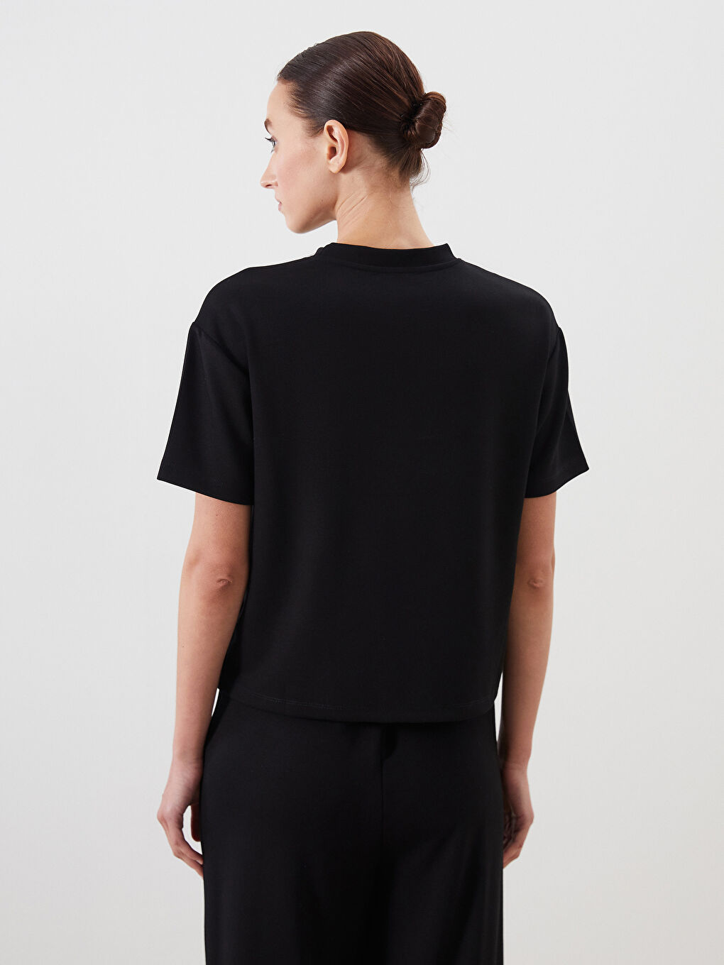 Siyah Bisiklet Yaka Taşlı Kadın Tişört-3