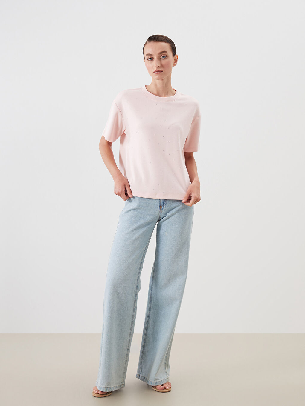 Pembe Bisiklet Yaka Taşlı Kadın Tişört-1