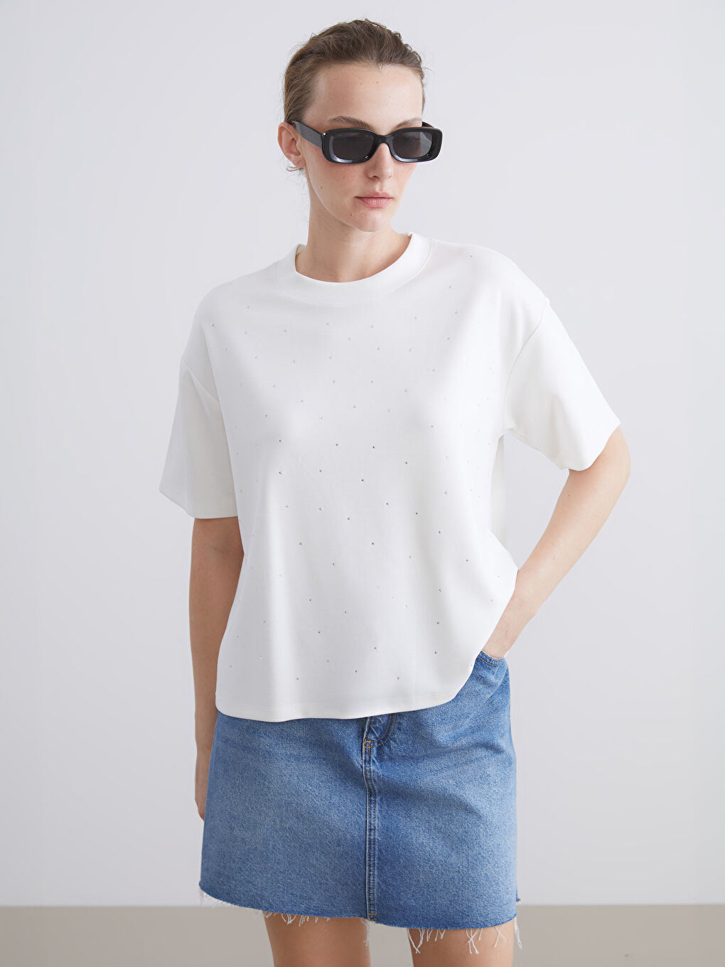 Ekru Bisiklet Yaka Taşlı Kadın Tişört