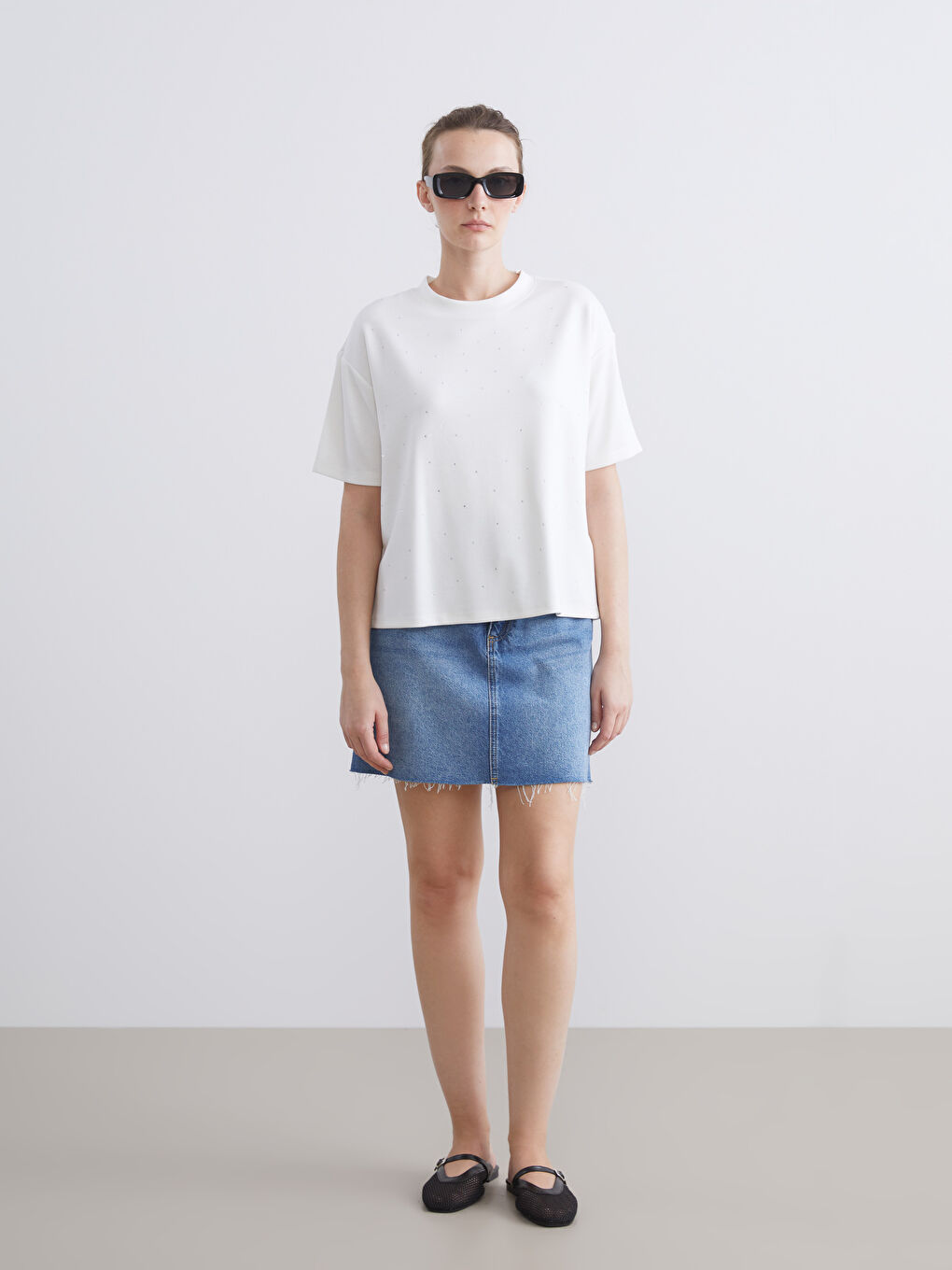 Ekru Bisiklet Yaka Taşlı Kadın Tişört-1