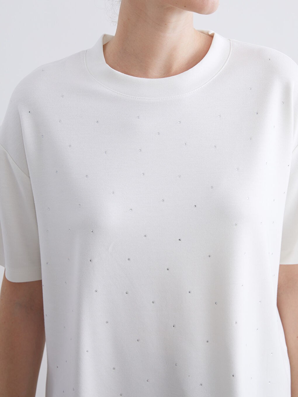 Ekru Bisiklet Yaka Taşlı Kadın Tişört-2