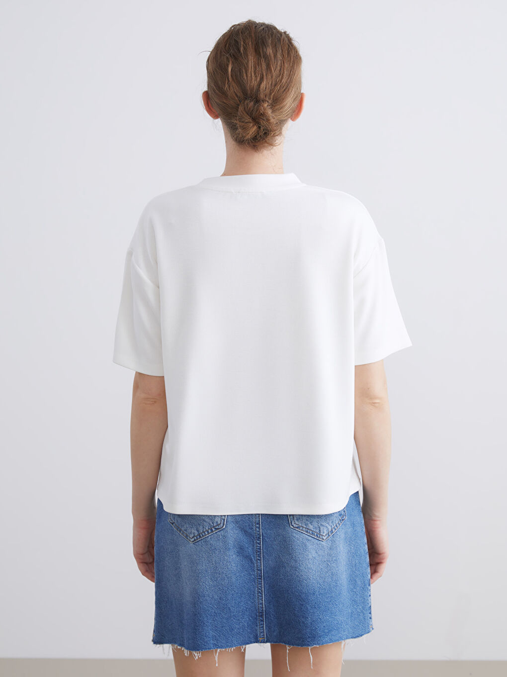 Ekru Bisiklet Yaka Taşlı Kadın Tişört-3